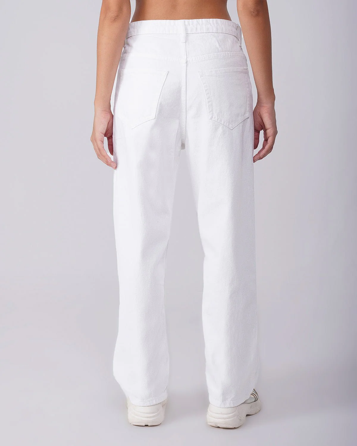 White Solid Relaxed Fit Jeans - Image 3